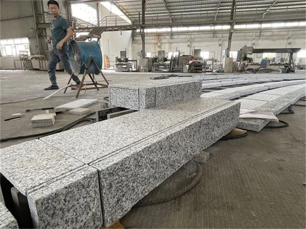 Svijetlosive granitne stepenice