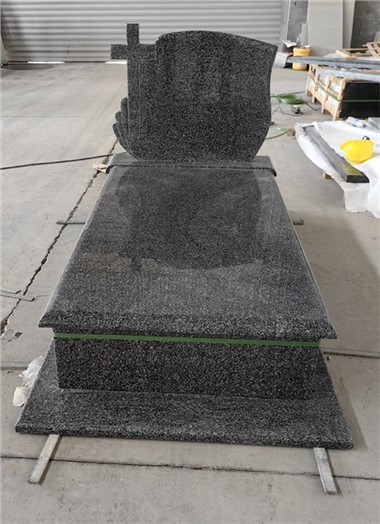 Tamno sivi nadgrobni spomenik sa srebrnim natpisom